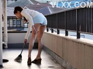 Cô giáo Trâm Anh mở lớp học tiếng anh cho các em , vừa học vừa thủ