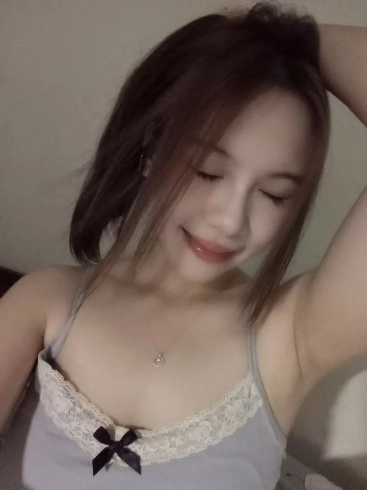 Cô ơi, cái lồn ướt át to đùng, vừa địt vừa phun nước, cô đã từng thấy cái đài phun nước nào như thế này chưa, đầy rẫy những lời nói tục tĩu và những từ ngữ bậy bạ, lời thoại thật gợi cảm và hấp dẫn!